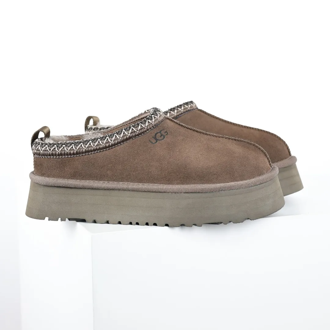 Copy price 💰560 Core recommendation of good price 5cm thick sole, independently developed original outsole, cashmere insole, keeping warm in winter, suitable for home use. In the new year, uug launched a style series, which is partially geared towards the preferences of young consumers. It has also moved to the forefront of fashion trends. Shoe body material, water-repellent coated suede upper, 17 mm UGGPURE™ implanted wool insole, lightweight non-slip and comfortable rubber outsole, with brand LOGO and trademark, with full package Size: 35 36 37 38 39 40